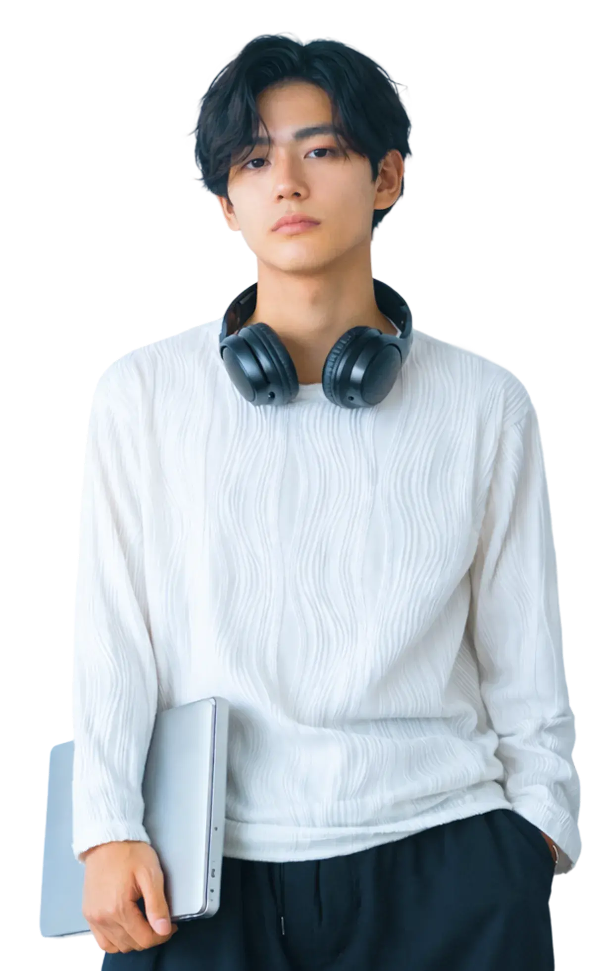 首にヘッドフォンをかけてノートパソコンを持つ若い男性