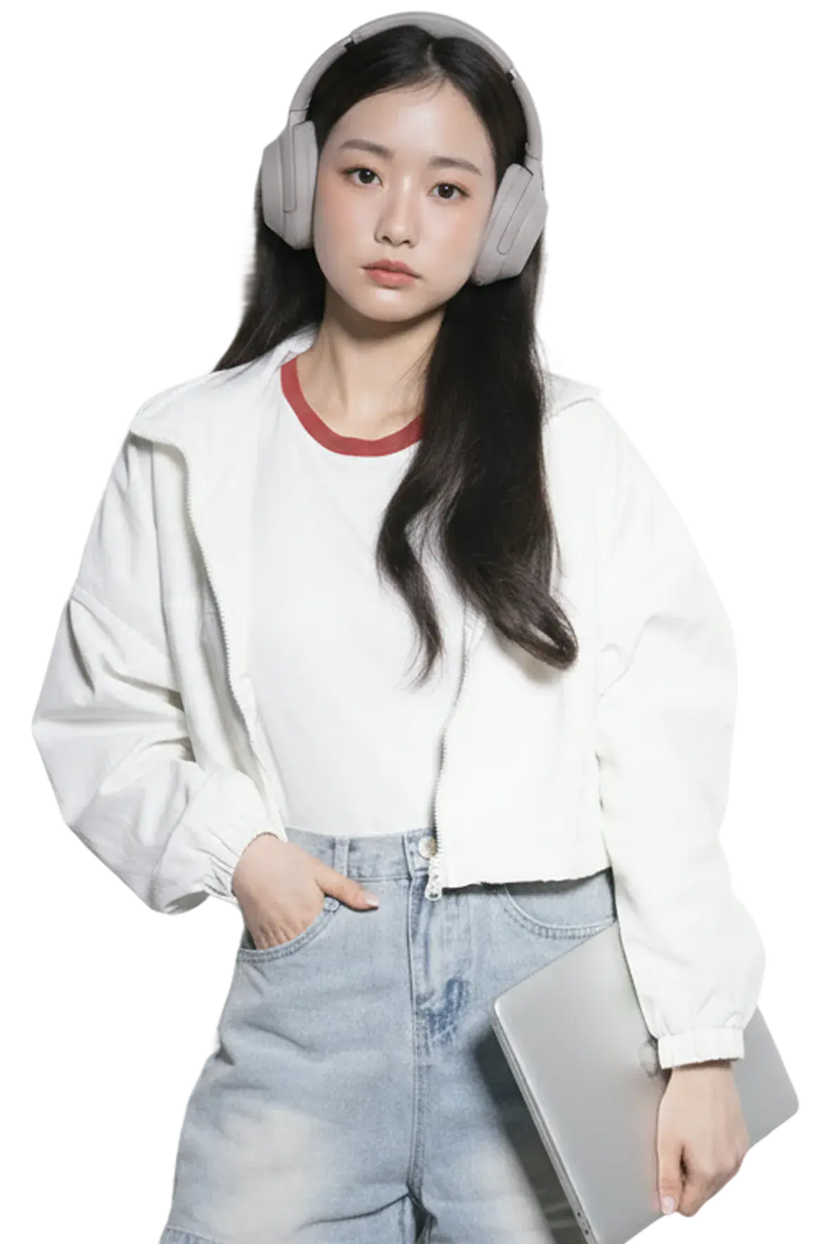 ヘッドフォンを着けてノートパソコンを持つ若い女性