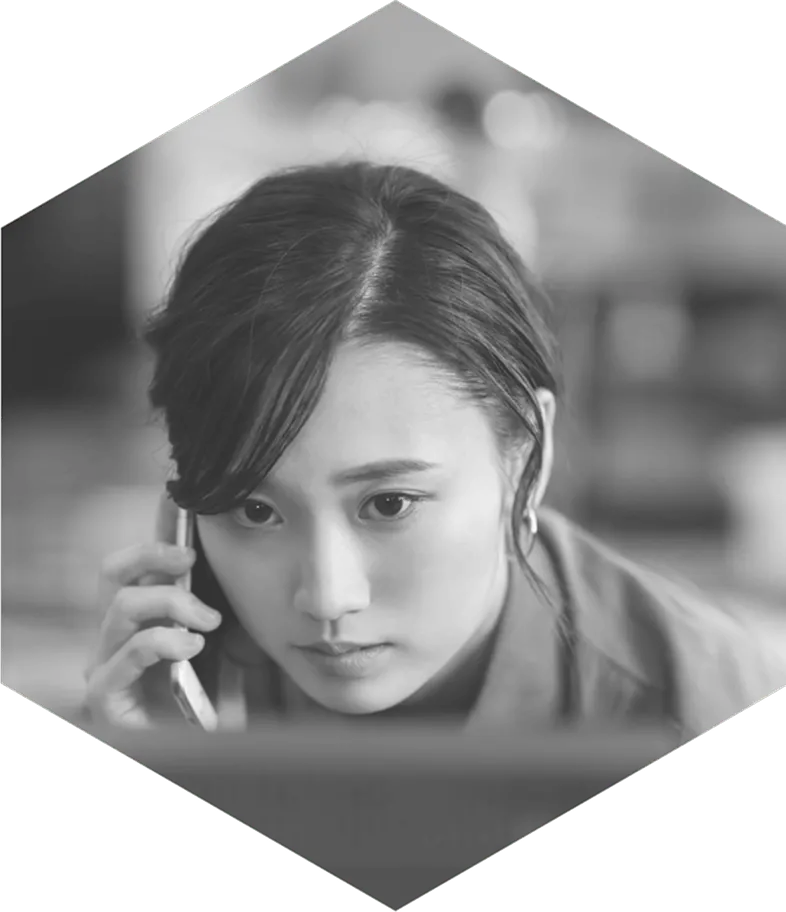 電話対応する女性スタッフ